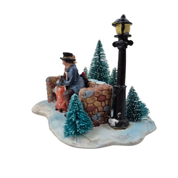 Holiday Time Christmas Village Couple On Bench With Lamp Post Scene Boxed Resin - Picture 8 of 10